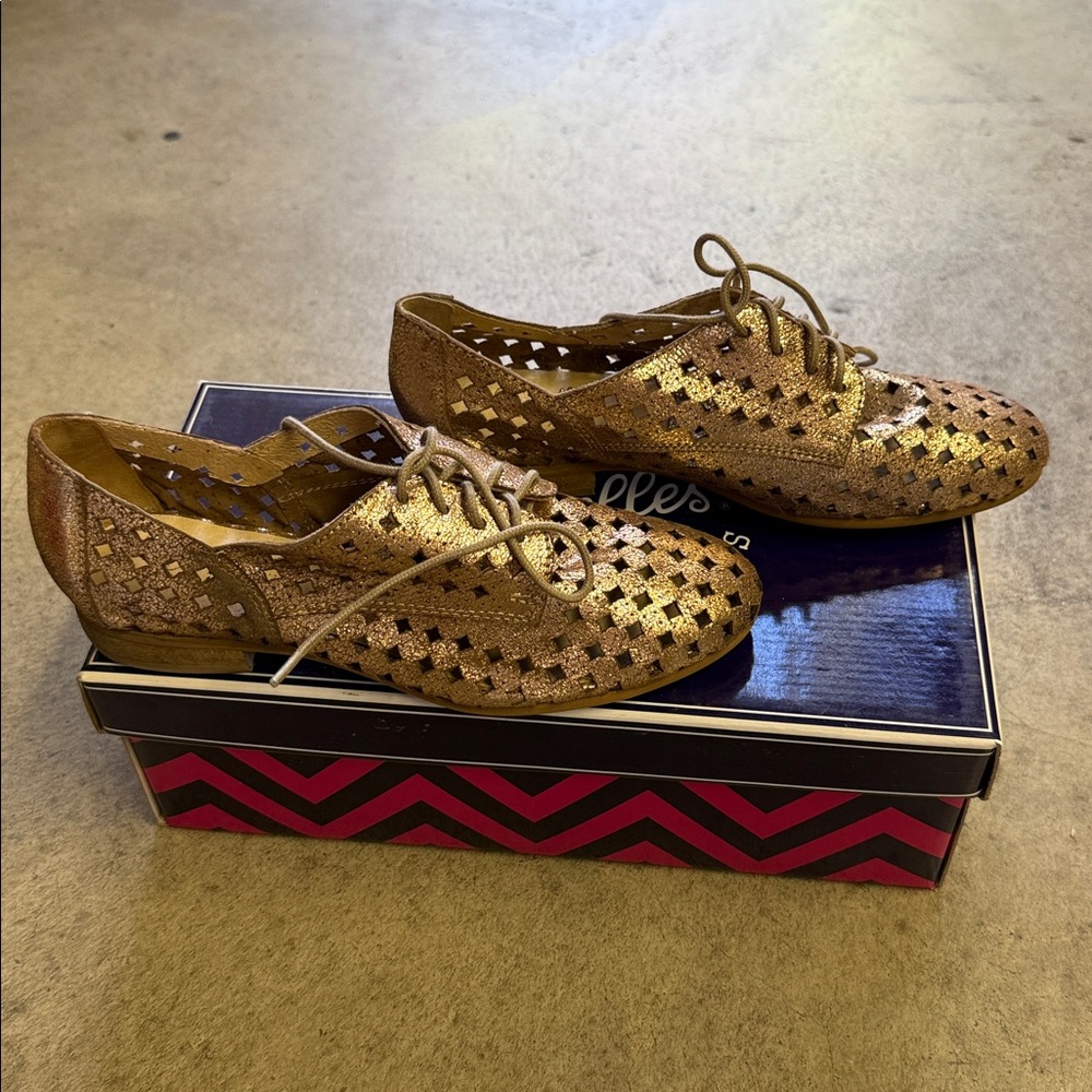 Brand new Seychelles Gold Lace-Up Flats - Picture 2 of 10